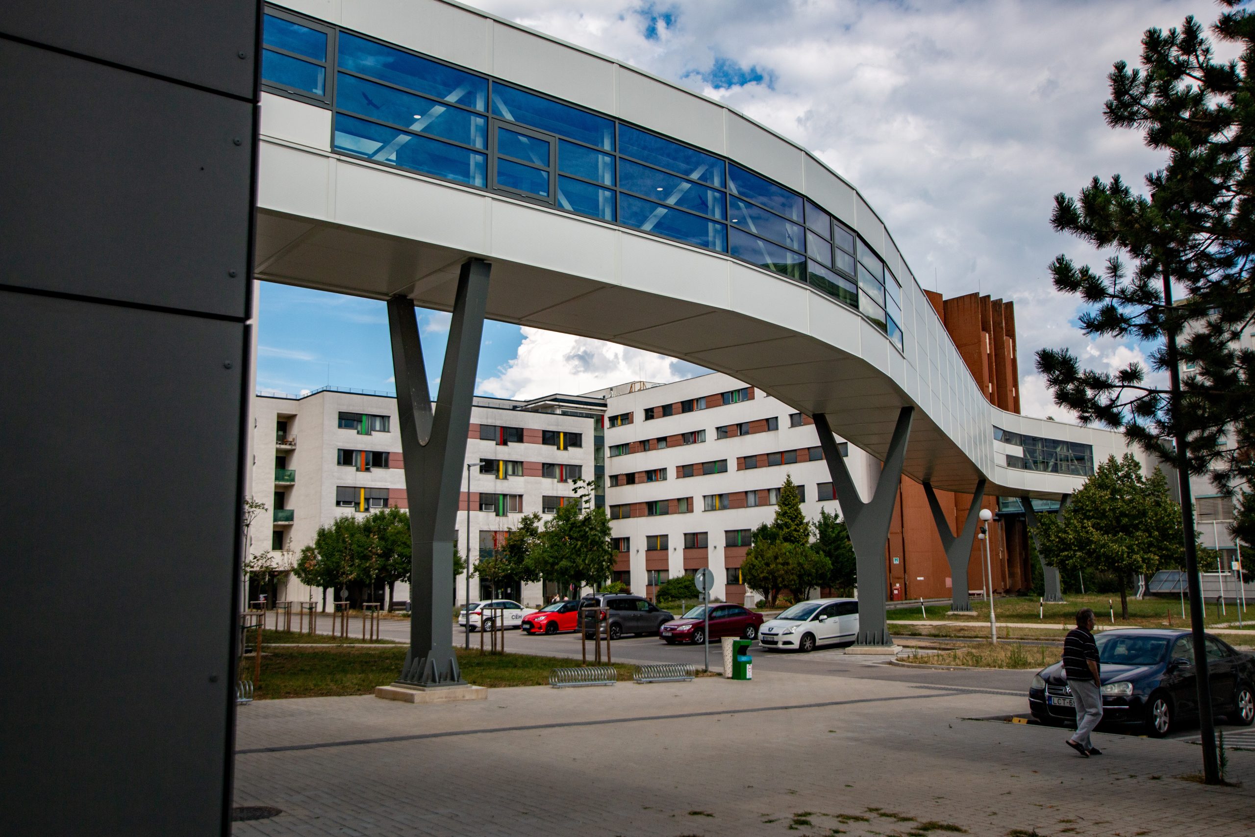 A Szent Borbála Kórház gyalogos hídja